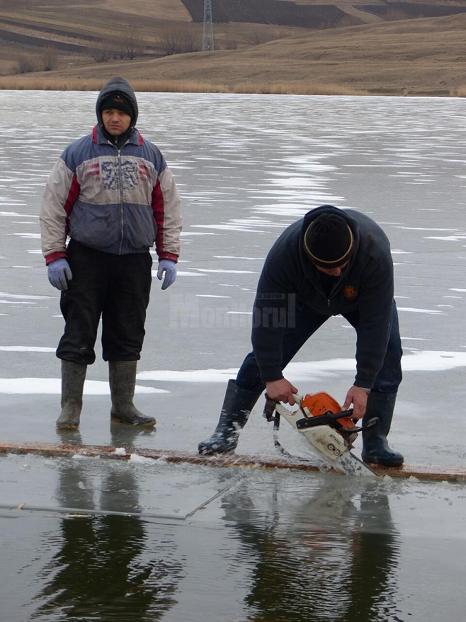 Pompierii din Bosanci au păstrat și în acest an vechiul obicei al ridicării crucilor de gheață pentru sărbătoarea Bobotezei