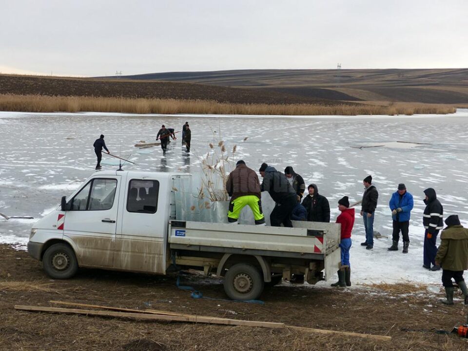 Pompierii au pornit acțiunea de tăiere a gheții de pe lacul Parțâc, miercuri dimineața