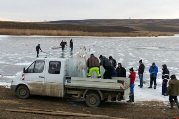 Pompierii au pornit acțiunea de tăiere a gheții de pe lacul Parțâc, miercuri dimineața