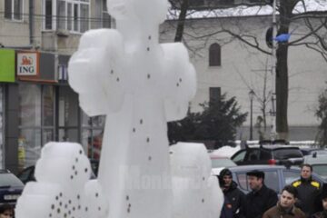 Crucile de gheață de Bobotează Crucile de gheață de Bobotează