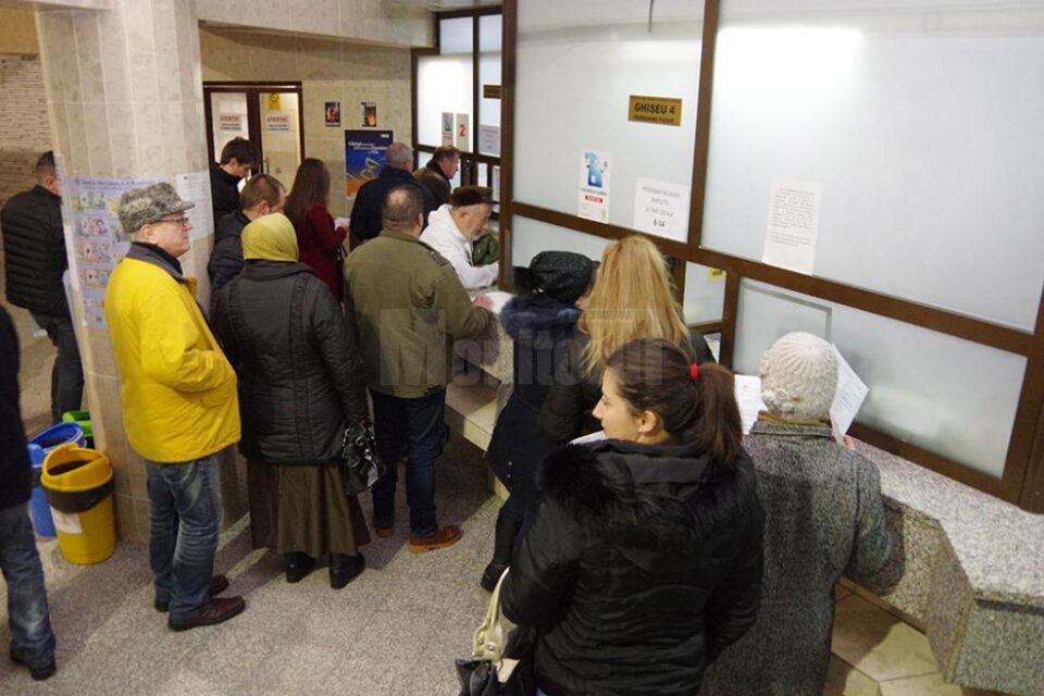 Sute de suceveni s-au grăbit să își achite taxele și impozitele datorate pentru acest an Sute de suceveni s-au grăbit să își achite taxele și impozitele datorate pentru acest an