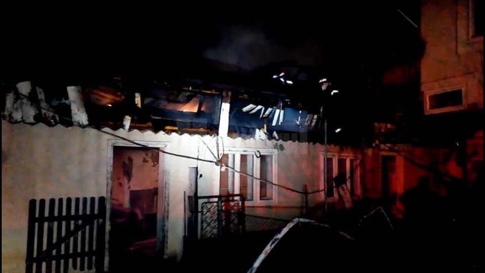 După aproape patru ore de intervenție, pompierii au reușit să lichideze incendiul, însă acesta a lăsat pagube importante în urma sa