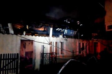 După aproape patru ore de intervenție, pompierii au reușit să lichideze incendiul, însă acesta a lăsat pagube importante în urma sa