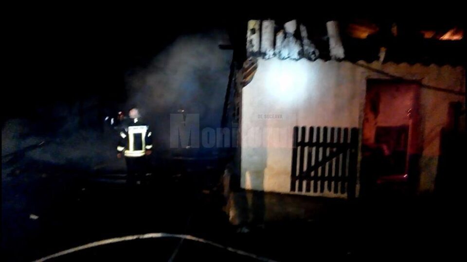 După aproape patru ore de intervenție, pompierii au reușit să lichideze incendiul, însă acesta a lăsat pagube importante în urma sa