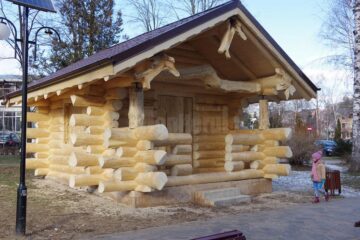 Căsuța realizată din bușteni mușcă o bucată generoasă din spațiul verde din parc