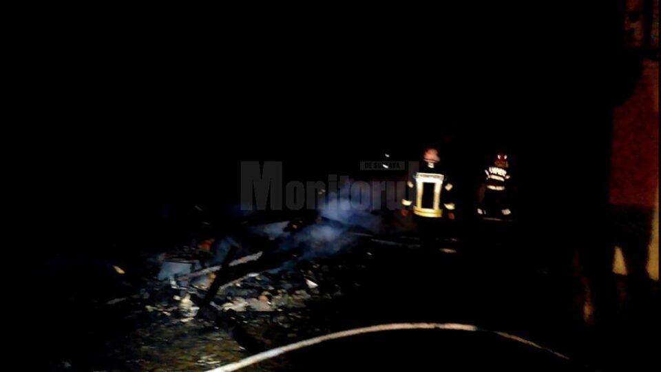 După aproape patru ore de intervenție, pompierii au reușit să lichideze incendiul, însă acesta a lăsat pagube importante în urma sa
