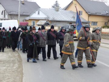 Preotul, pompierii voluntari și credincioșii din Bosanci au pornit în procesiune de sfințire prin comună