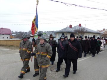 Procesiunea de pe ulițele satului i-a avut în frunte pe pompierii voluntari din comuna Bosanci
