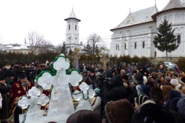 Credincioșii s-au adunat de Bobotează în fața altarului de cruci de gheață din curtea bisericii Sf. Gheorghe din Bosanci