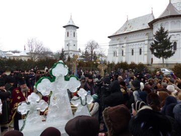 Credincioșii s-au adunat de Bobotează în fața altarului de cruci de gheață din curtea bisericii Sf. Gheorghe din Bosanci