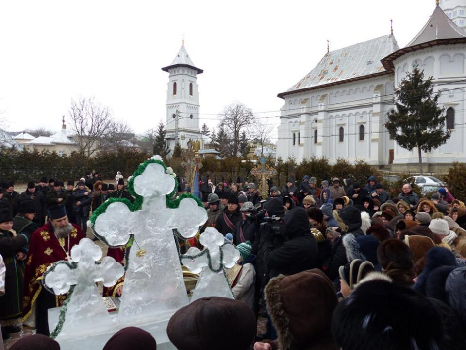 Credincioșii s-au adunat de Bobotează în fața altarului de cruci de gheață din curtea bisericii Sf. Gheorghe din Bosanci