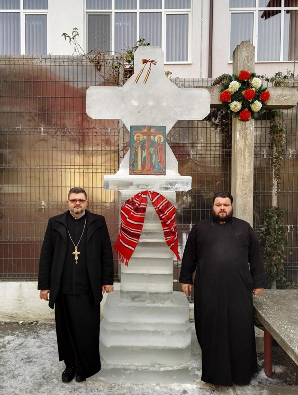 Crucea de gheață de 3,35 metri, adusă de preoții Hirghiligiu de la Biserica "Sfinții Împărați Constantin și Elena" Crucea de gheață de 3,35 metri, adusă de preoții Hirghiligiu de la Biserica "Sfinții Împărați Constantin și Elena"