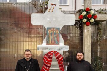 Crucea de gheață de 3,35 metri, adusă de preoții Hirghiligiu de la Biserica "Sfinții Împărați Constantin și Elena"