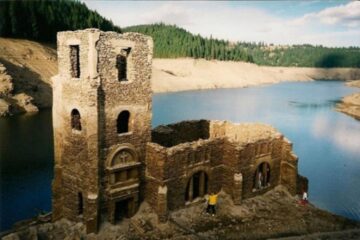 Biserica de sub ape Foto: www.antenasatelor.ro