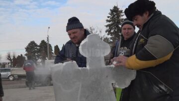 Preotul, pompierii voluntari și credincioșii din Bosanci au pornit în procesiune de sfințire prin comună