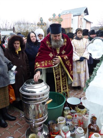 Preotul, pompierii voluntari și credincioșii din Bosanci au pornit în procesiune de sfințire prin comună
