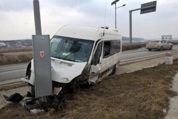 În urma impactului lateral cu BMW-ul microbuzul a ajuns pe sens opus, a intrat în rigolă și s-a oprit în stâlp