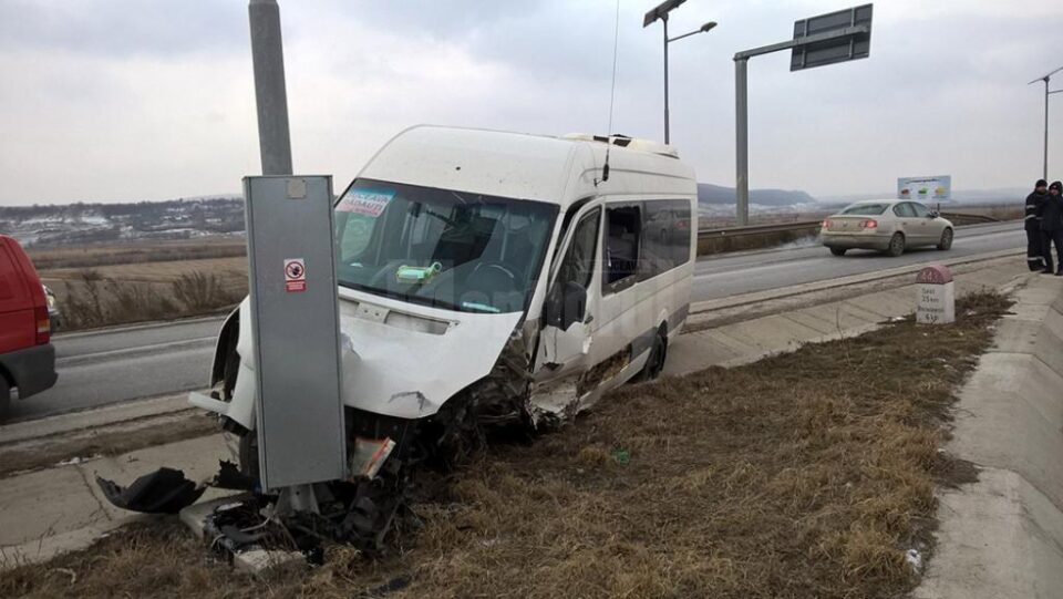În urma impactului lateral cu BMW-ul microbuzul a ajuns pe sens opus, a intrat în rigolă și s-a oprit în stâlp