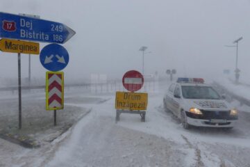 Un echipaj de poliție i-a întors din drum pe cei care voiau ieri să circule pe DN 17, din Suceava spre Păltinoasa