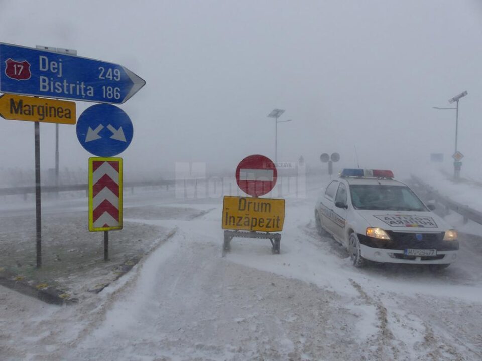 Un echipaj de poliție i-a întors din drum pe cei care voiau ieri să circule pe DN 17, din Suceava spre Păltinoasa