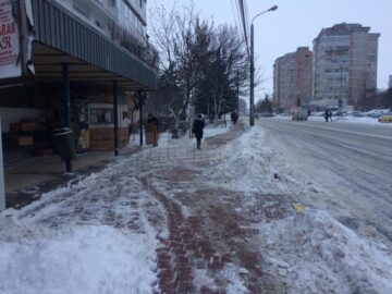 Utilajele de deszăpezire au intrat pe străzile secundare din municipiul Suceava