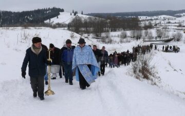 Slujbă de sfințire a apei la râul Dorna