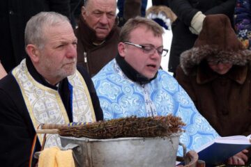 Slujbă de sfințire a apei la râul Dorna