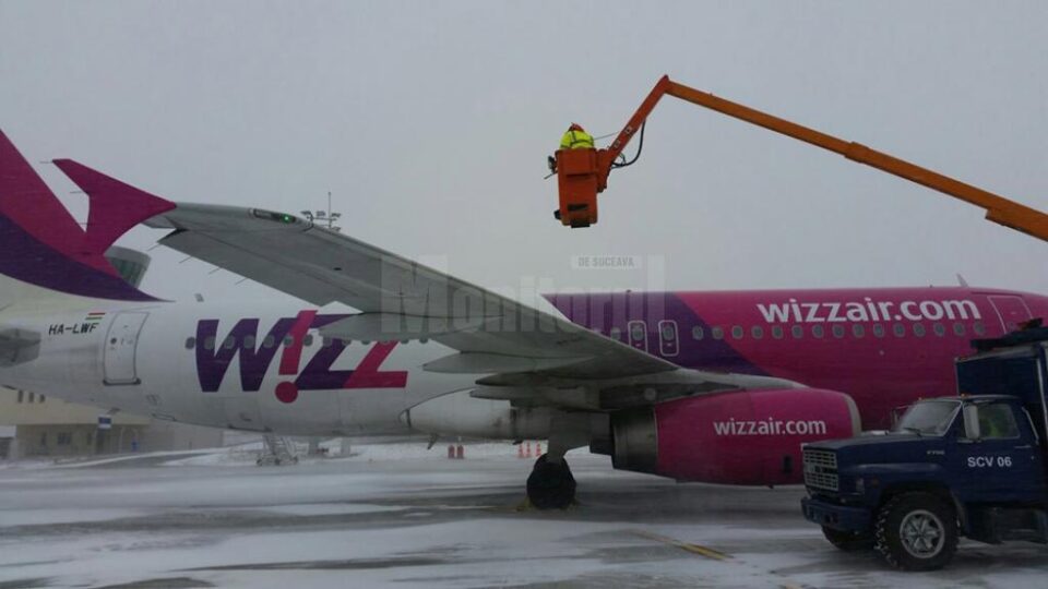 Acțiunea de degivrare a aeronavei pentru cursa Suceava - Milano s-a efectuat în condiții dificile