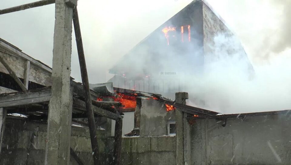 Intervenția pompierilor a fost grea din cauza vântului puternic și a temperaturilor scăzute