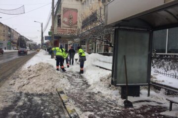 Utilajele de deszăpezire au intrat pe străzile secundare din municipiul Suceava