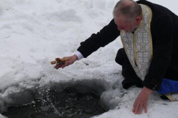 Preotul Domițian Tătaru sfințind apa râului Dorna