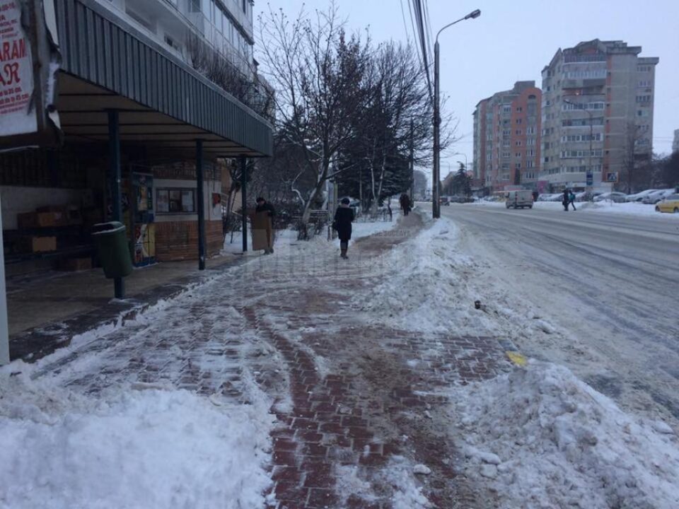 Lucrari de deszapezire a trotuarelor Sucevei 3