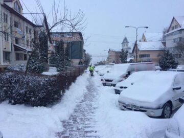 Utilajele de deszăpezire au intrat pe străzile secundare din municipiul Suceava