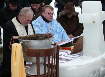 Slujbă de sfințire a apei la râul Dorna