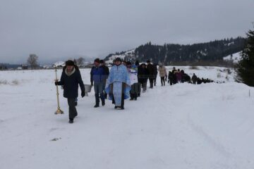 Slujbă de sfințire a apei la râul Dorna