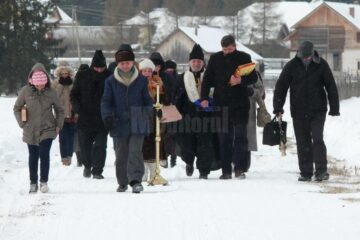Slujbă de sfințire a apei la râul Dorna
