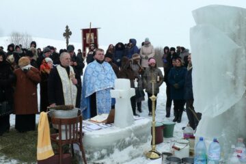 Slujbă de sfințire a apei la râul Dorna