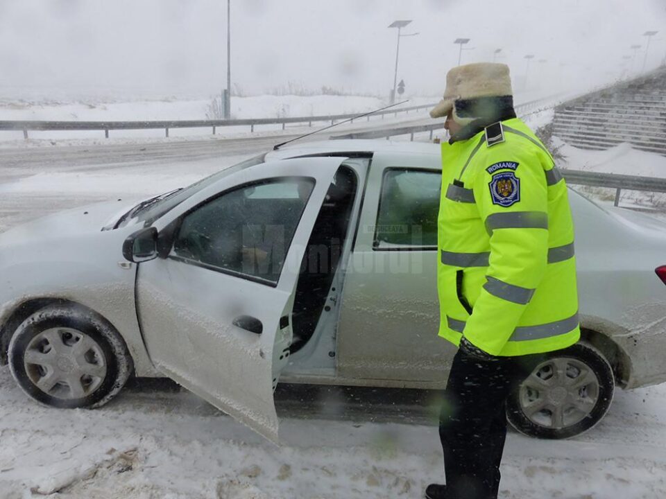 Polițiștii le-au explicat celor aflați la volan că drumul este impracticabil, din cauza vizibilității sub 10 metri