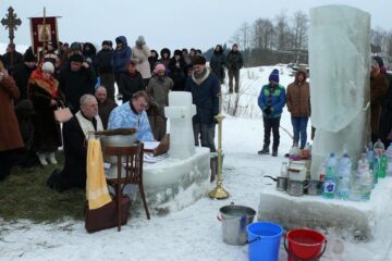 Preoții Domițian Tătaru și Constantin Jbanca au chemat, în genunchi, puterea Duhului Sfânt