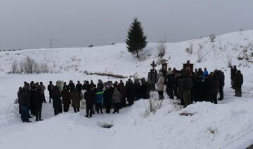 Comunitatea, adunată în jurul crucii de gheață