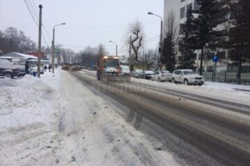 Utilaje de deszapezire pe strazile Sucevei