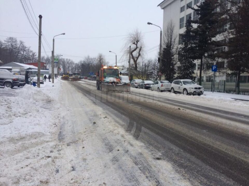 Utilaje de deszapezire pe strazile Sucevei