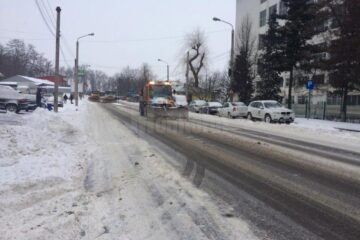 Utilajele de deszăpezire au acționat toată noaptea pe arterele principale, iar de luni dimineața au intrat și pe cele secundare