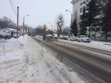 Utilajele de deszăpezire au acționat toată noaptea pe arterele principale, iar de luni dimineața au intrat și pe cele secundare