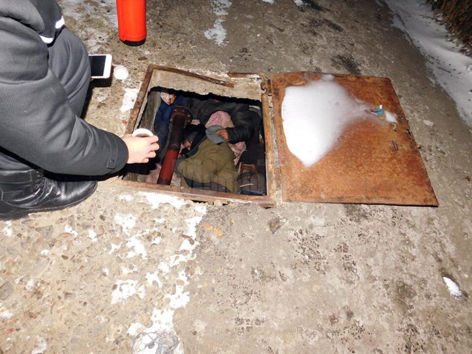 Oameni ai străzii găsiți în canale