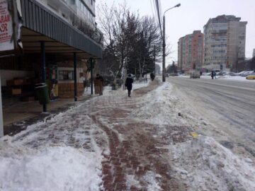 Mobilizare totală pentru deszăpezirea străzilor Sucevei, după urgia din weekend