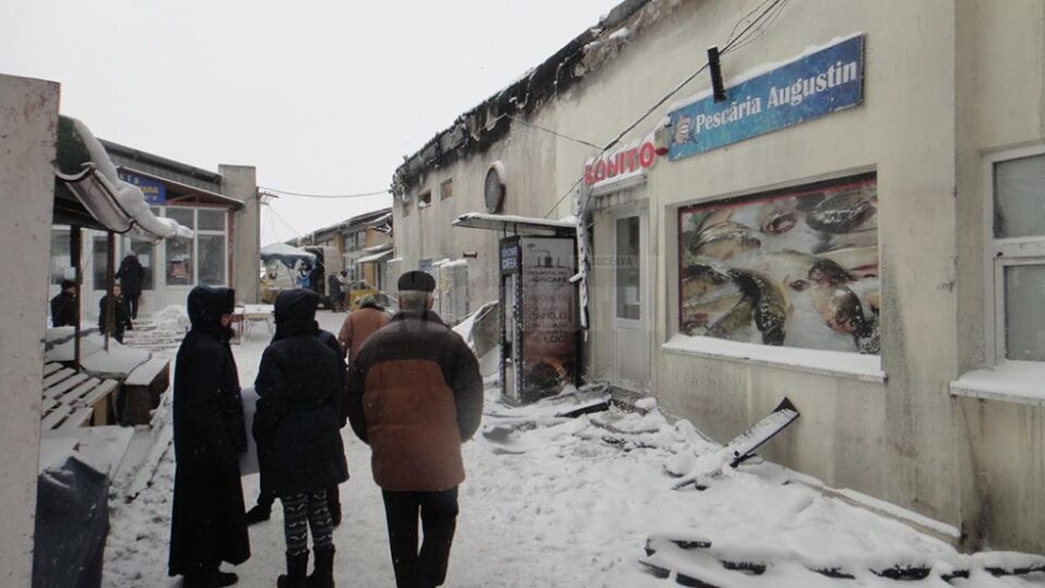 În urma incendiului, întreaga zonă a Pieței Agroalimentare din Rădăuți a fost afectată, pagubele depășind 300.000 de lei