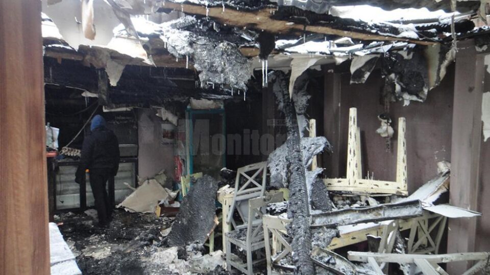 Incendiul a prefăcut în scrum restaurantul din zona pieței, al cărui acoperiș a fost cuprins de flăcări