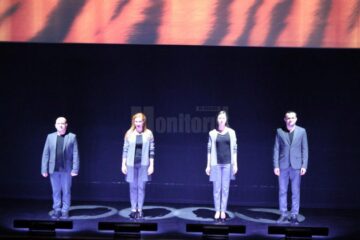 Din distribuția piesei fac parte Cătălin Ștefan Mîndru, Cosmin Panaite, Clara Popadiuc și Diana Lazăr