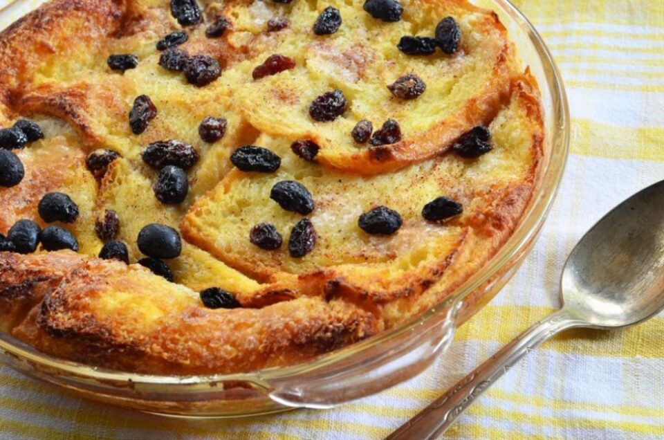 Budinca de pâine cu unt și vișine. Foto: ecuisine.ro